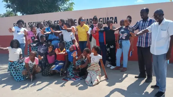 Vertreterinnen und Vertreter der Zivilgesellschaft und Mitglieder eines Mädchenclubs vor der Guara-Guara Secondary School im Distrikt Buzi, Provinz Sofala, Mosambik. Foto: Justa Paz
