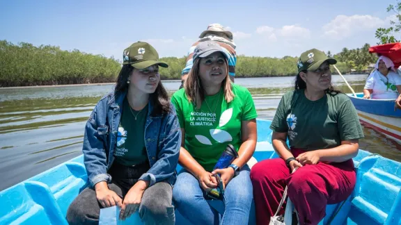 Einige der Personen, die an der Produktion des Videos in den Mangrovenwäldern in El Salvador beteiligt waren, sind in kleinen Booten unterwegs. Foto: Fernando Roa