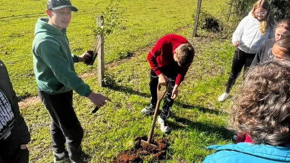 Baumpflanzaktion von jungen Erwachsenen der Evangelischen Kirche Lutherischen Bekenntnisses in Brasilien (IECLB) im Rahmen der Kampagne Zukunft säen im Vorfeld der COP30 im vergangenen Jahr in Belém. Foto: IECLB