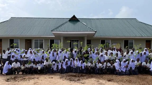 Im Rahmen des Projekts Together for Green Community pflanzten Schülerinnen und Schüler der weiterführenden Schule in Ngome erfolgreich Obst- und schattenspendende Bäume. So stärkten sie den Umweltschutz, werteten ihr schulisches Umfeld auf und sensibilisierten künftige Generationen für den verantwortungsvollen Umgang mit der Umwelt. Foto: Erick Kapira