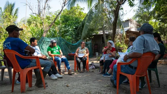 Vertreterinnen und Vertreter der gemeindeübergreifenden Vereinigung im Mikroeinzugsgebiet El Aguacate (ACMA) berichten bei einem Treffen im Vorfeld des Besuchs vor Ort über ihre Erfahrungen im Zusammenhang mit dem Schutz und der Bewahrung der Mangrovenwälder in Ahuachapán. Foto: ILS