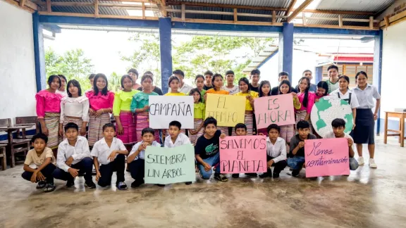 Kampagne zur Wiederaufforstung mit heimischen Arten in Kooperation mit dem Ländlichen Zentrum für praxisorientierte Ausbildung im Dorf Shawi im Departamento Loreto in der peruanische Amazonasregion. Foto: Diaconía Perú