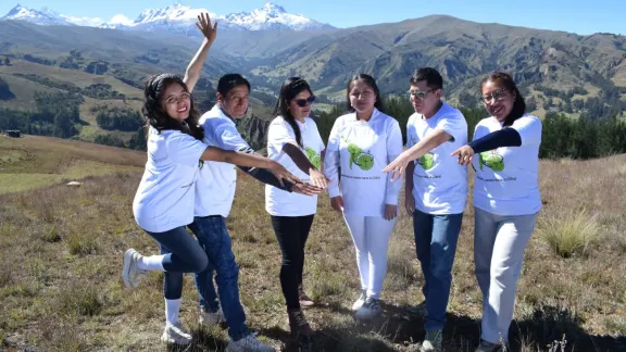 Junge Erwachsene aus der Freiwilligengruppe „Unterstützter eines Erhalts des Biosphärenreservats Huascarán-Nationalpark“ nach Abschluss der Dreharbeiten für die Kampagne „Es ist höchste Zeit“ am Aussichtspunkt Rataquenua in Ancash, Peru. Foto: Diaconía Perú