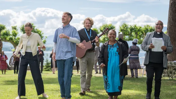 11. Juni 2026, Genf, Schweiz: Nach dem Eröffnungsgottesdienst in der Paroisse de Founex St. Robert singen und tanzen die Menschen zu den Klängen von „We are marching in the light of God“, während der Rat des Lutherischen Weltbundes (LWB) vom 9. bis 16. Juni unter dem Motto „Lasst uns einander durch den Glauben ermutigen“ (Röm 1,12) tagt. Foto: LWB/Albin Hillert