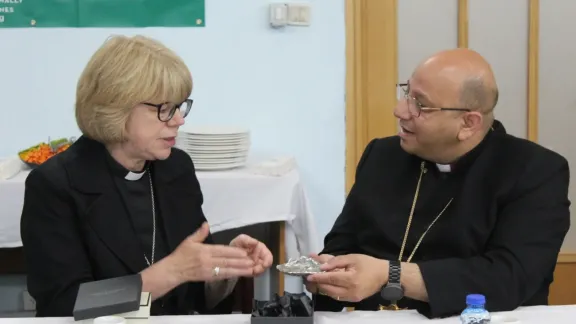 Erzbischöfin Mullally im Gespräch mit Bischof Imad Haddad von der Evangelisch-Lutherischen Kirche in Jordanien und im Heiligen Land während ihres Besuchs im AVK. Foto: ELKJHL/Olivia Slagle