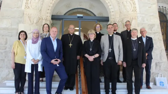 Gruppenfoto vor dem Auguste Viktoria-Krankenhaus am Ende des Besuchs der Erzbischöfin von Canterbury. Foto: ELKJHL/Olivia Slagle