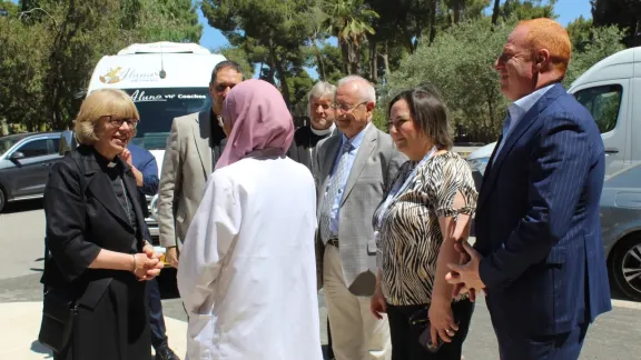 Die Erzbischöfin von Canterbury, Sarah Mullally (links), wird von Dr. Fadi Atrash (rechts) und Mitarbeitenden des Auguste Viktoria-Krankenhauses begrüßt. Foto: ELKJHL/Olivia Slagle