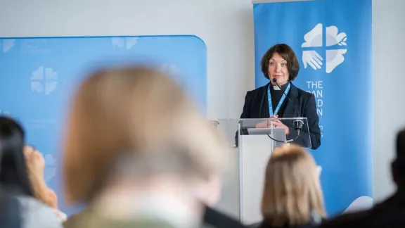 Generalsekretärin Pfarrerin Dr. Anne Burghardt beantwortet Fragen von Ratsmitgliedern. Foto: LWB/Albin Hillert