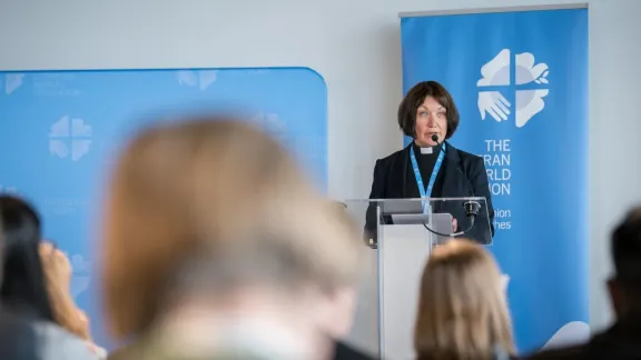 LWB-Generalsekretärin Pfarrerin Dr. Anne Burghardt legt dem Rat ihren Bericht vor. Foto: LWB/Albin Hillert