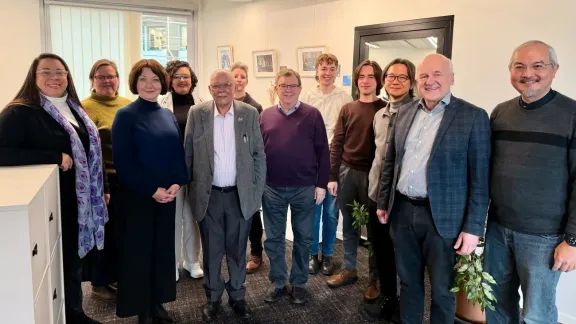 Der neunköpfige Lenkungsausschuss „500 Jahre Confessio Augustana“ ist im Januar 2026 in Genf mit Mitarbeitenden des LWB-Büros der Kirchengemeinschaft zusammengekommen. Foto: LWB/Arni Danielsson