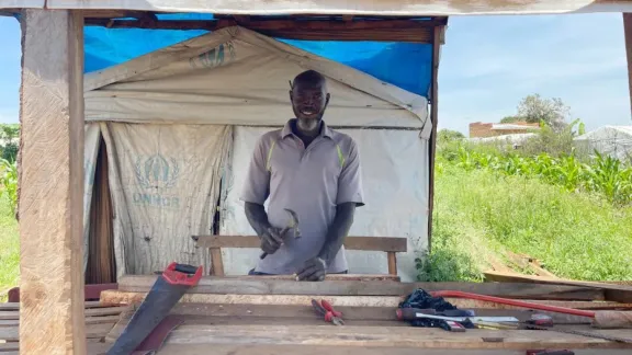Rabee Omer Yahya war durch den Konflikt im Sudan gezwungen, aus seiner Heimat zu fliehen und sich im Nachbarland Uganda ein neues Leben aufzubauen. Heute betreibt er im Flüchtlingslager Kiryandongo, wo der LWB und seine Partner tausende Flüchtlinge unterstützen, eine Tischlerei. Foto: LWB-Uganda