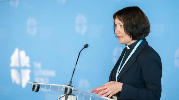 LWB-Generalsekretärin Pfarrerin Dr. Anne Burghardt hält im Rahmen der Ratstagung vom 11. bis 15. Juni in Founex in der Nähe von Genf, Schweiz, eine Rede. Foto: LWB/Albin Hillert