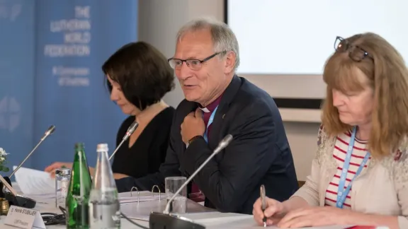 LWB-Präsident Bischof Henrik Stubkjær leitet am letzten Tag der LWB-Ratstagung eine Sitzung. Foto: LWB/Albin Hillert