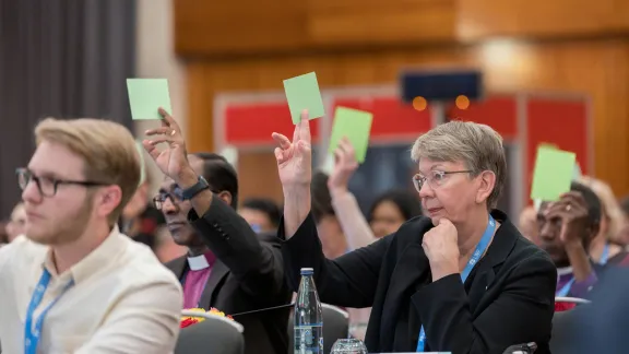 LWB-Ratsmitglieder bei einer Abstimmung im Rahmen der Tagung 2025 in Addis Abeba, Äthiopien. Foto: LWB/Albin Hillert