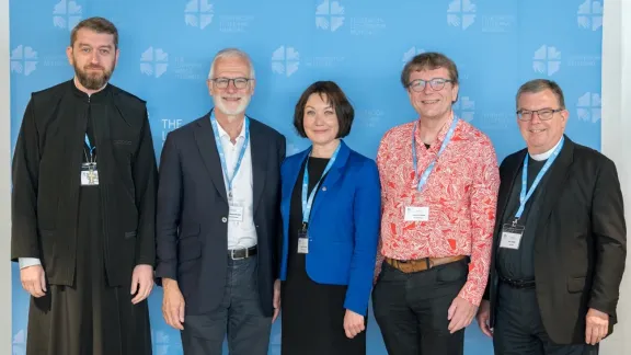 LWB-Generalsekretärin Pfarrerin Dr. Anne Burghardt (Mitte) und der Assistierende Generalsekretär für ökumenische Beziehungen, Prof. Dr. Dirk Lange, (rechts) mit ökumenischen Gästen: Pfr. Dr. Hanns Lessing (2. v. re.), Dr. Jean-Daniel Plüss (2. v. li.) und Priester Prof. Dr. Vasile-Octavian Mihoc (links). Foto: LWB/Abin Hillert