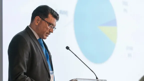 Michael Ram von der Evangelisch-Lutherischen Kirche in Guyana legt dem LWB-Rat in seiner Funktion als Vorsitzender des LWB-Finanzausschusses seinen Bericht vor. Foto: LWB/Albin Hillert