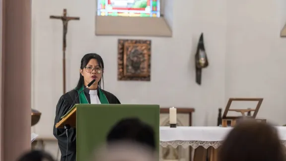 Pfarrerin Mesrawati Telaumbanua von der Protestantisch-Christlichen Kirche in Indonesien (BNKP) hält im Eröffnungsgottesdienst zur LWB-Ratstagung in Founex, Schweiz, die Predigt. Foto: LWB/Albin Hillert