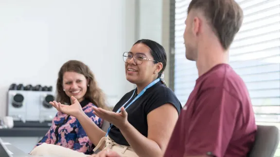 Pfarrerin Laura Saravia von der Salvadorianischen Lutherischen Kirche ergreift im Rahmen der vorbereitenden Tagung der jungen Erwachsenen das Wort. Foto: LWB/Albin Hillert