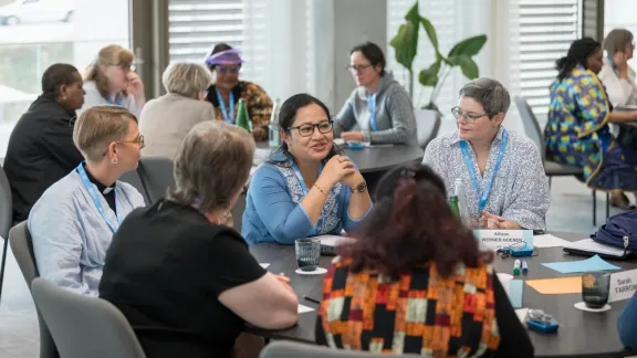 Teilnehmende tauschen sich im Rahmen der vorbereitenden Tagung der Frauen über die Erfolge und Herausforderungen in ihren jeweiligen Regionen aus. Foto: Foto: LWB/Albin Hillert