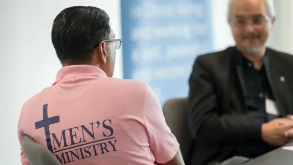 Michael Ram aus der Evangelisch-Lutherische Kirche in Guyana wird während der vorbereitenden Tagung der Männer von LWB-Programmdirektor Sivin Kit interviewt. Foto: LWB/Albin Hillert
