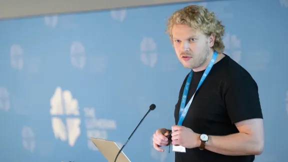 Pfarrer Jussi Luoma aus der Evangelisch-Lutherischen Kirche Finnlands, Vorsitzender des Ausschusses für Advocacy und öffentliche Verantwortung, spricht bei der Tagung des LWB-Rates in Founex, Schweiz. Foto: LWB/Albin Hillert