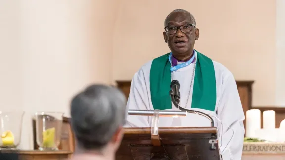 Bischof Fredrick Shoo von der Evangelisch-Lutherischen Kirche in Tansania predigt beim Sonntagsgottesdienst in der Kirche La Dôle in Gingins in der Nähe von Genf. Foto: LWB/Albin Hillert