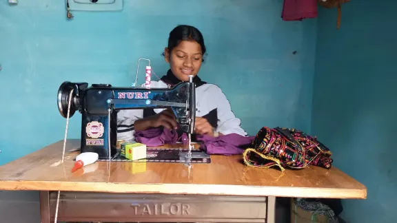 Soniya Tudu hat jüngst eine Ausbildung beim Ganzheitlichen Lutherischen Entwicklungsdienst in Nepal im Rahmen eines Projekts zur Zurüstung von jungen Erwachsenen abgeschlossen und betreibt heute eine eigene Schneiderei. Foto: ELKN