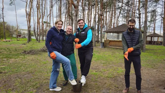 LWB-Mitarbeitende pflanzen in einem Park in Charkiw Bäume. Foto: LWB-Ukraine/Alina Zhuravel