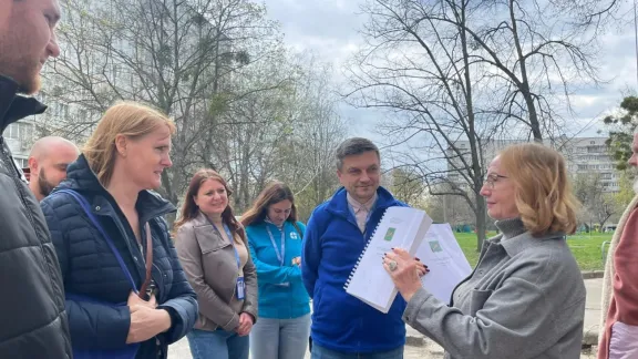 Die Direktorin des Krisenzentrums, Svetlana Horbunova-Ruban (rechts), erklärt der LWB-Delegation die täglichen Arbeiten, Ergebnisse und Herausforderungen. Foto: Sophiia Storchak