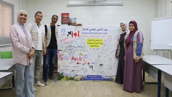 Bei einer Veranstaltung anlässlich des Weltflüchtlingstags im Flüchtlingslager Za‘atari, Jordanien, nehmen verschiedene Organisationen wie der LWB, Kinder und Betreuungspersonen an einer interaktiven Aktion zur Gestaltung eines Wandbildes teil, das Sicherheit, Würde, Frieden und Zukunftshoffnung vermitteln soll. Hier Mitglieder des LWB-Teams in Jordanien. Foto: LWB Jordan/Ahmad Al Hariri