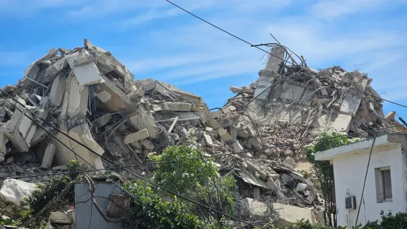Viele Gebäude wurden durch die Erdbeben beschädigt oder komplett zerstört. Hier Gebäude in La Guaira, Venezuela. Foto: LWB/María Laura Caballero