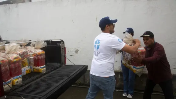 Ein Mitarbeiter des LWB verteilt ein Paket mit Nothilfeartikeln in El Junquito, Venezuela. Foto: LWB/Freisy Gonzalezin
