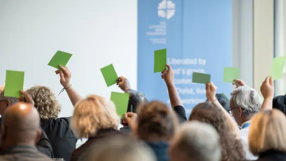  Teilnehmer heben ihre grünen Karten, um für einen Antrag zu stimmen, während der Rat des Lutherischen Weltbundes (LWB) vom 9. bis 16. Juni tagt. Foto: LWB/Albin Hillert