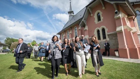 Nach dem Eröffnungsgottesdienst in der Paroisse de Founex St. Robert singen und tanzen die Menschen zum Lied „We are marching in the light of God“, während vom 9. bis 16. Juni die Ratssitzung des Lutherischen Weltbundes (LWB) stattfindet. Auf dem Foto zu sehen sind unter anderem Barbara Lund, Christine Mangale, Sally Azar und Veronica Pålsson. Foto: LWB/Albin Hillert