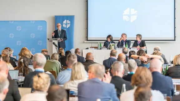  Jeff Pym von der Evangelisch-Lutherischen Kirche in Kanada hält im Namen des LWF-Stiftungsfonds einen Vortrag anlässlich der Tagung des Rates des Lutherischen Weltbundes (LWB) vom 9. bis 16. Juni. Foto: LWB/Albin Hillert