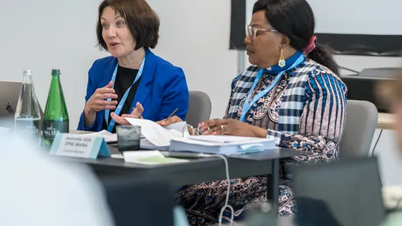 LWB-Generalsekretärin Pfarrerin Dr. Anne Burghardt spricht während einer Ausschusssitzung im Rahmen der Tagung des Rates des Lutherischen Weltbundes (LWB), die vom 9. bis 16. Juni unter dem Motto „Lasst uns einander durch den Glauben ermutigen“ (Röm 1,12) stattfindet. Foto: LWB/Albin Hillert