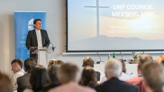 Atahualpa Hernández Miranda von der Evangelisch-Lutherischen Kirche Kolumbiens leitet eine Andacht während des Morgengebets, das im Rahmen der Tagung des Rates des Lutherischen Weltbundes (LWB) vom 9. bis 16. Juni Foto: LWB/Albin Hillert