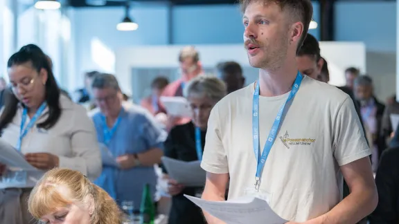 Tim Götz von der Evangelisch-Lutherischen Kirche in Bayern singt während des Eröffnungsgebets anlässlich der Tagung des Rates des Lutherischen Weltbundes (LWB), die vom 9. bis 16. Juni unter dem Motto „Lasst uns einander durch den Glauben ermutigen“ (Röm 1,12) stattfindet. Foto: LWB/Albin Hillert