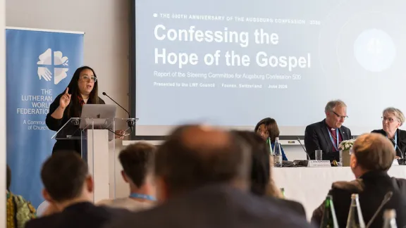 Leila Ortiz von der Evangelisch-Lutherischen Kirche in Amerika stellt den Bericht eines Lenkungsausschusses zur Augsburger Konfession vor, während der Rat des Lutherischen Weltbundes (LWB) vom 9. bis 16. Juni tagt. Foto: LWB/Albin Hillert