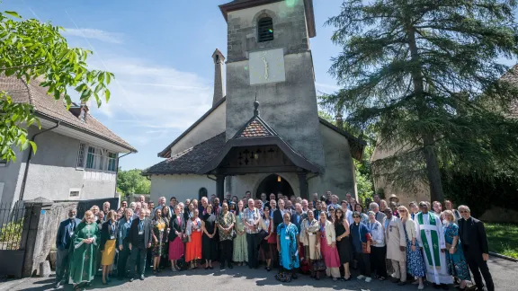 14. Juni 2026, Genf, Schweiz: Nach dem Sonntagsgottesdienst in der Kirche „La Dôle“ im Dorf Gingins unweit von Genf versammeln sich die Menschen zu einem Foto, während der Rat des Lutherischen Weltbundes (LWB) vom 9. bis 16. Juni unter dem Motto „Lasst euch gegenseitig durch euren Glauben ermutigen“ (Röm 1,12) tagt. Foto: LWB/Albin Hillert