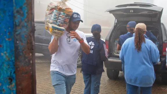 LWB-Mitarbeitende laden Lebensmittelpakete für Betroffene des Erdbebens in Venezuela ab. Foto: LWB/F. Gonzalez