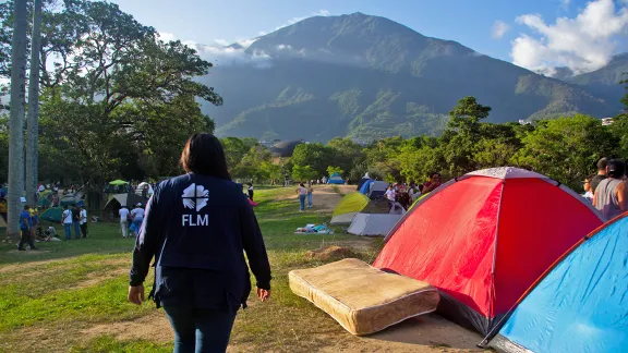 Menschen haben sich Zelte aufgebaut, weil ihr Zuhause zerstört ist. Foto: LWB Kolumbien-Venezuela