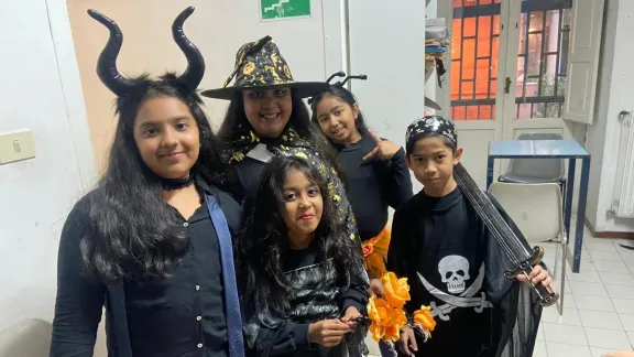 Kinder verkleiden sich im Zentrum der Associazione Quartieri Spagnoli (AQS) für Halloween. Foto: AQS