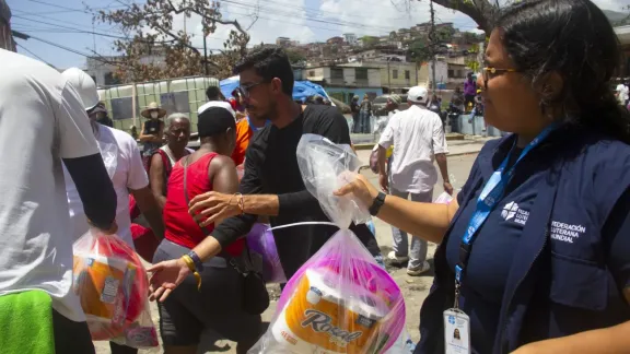 Das LWB-Team in Venezuela verteilt humanitäre Hilfspakete an vom Erdbeben betroffene Familien im Stadtteil La Soublette in La Guaira. Hier zu sehen ist Vanessa Andreina vom LWB Kolumbien und Venezuela. Foto: LWB/Freisy González