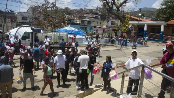 Das LWB-Team in Venezuela verteilt humanitäre Hilfspakete an vom Erdbeben betroffene Familien in Catia la Mar, La Guaira, Venezuela. Photo: LWF/Freisy González