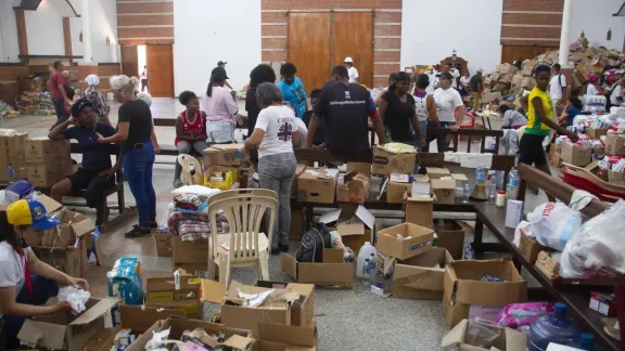 Caritas Venezuela ist eine der Partnerorganisationen des LWB bei der Erdbebenhilfe. Hier sortieren Mitarbeitende Hilfsgüter für die Verteilung in Catia la Mar, La Guaira. Foto: LWB/Freisy González