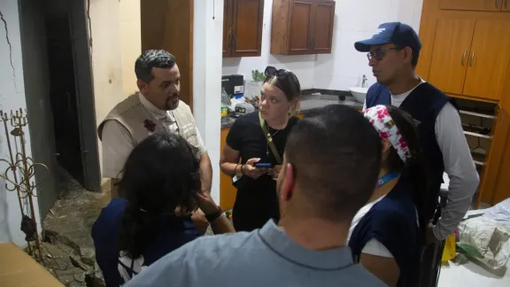 LWB-Mitarbeitende bei einem Treffen mit Pater Ángel Colmenares in Catia la Mar, La Guaira, Venezuela. Foto: LWB/Freisy González
