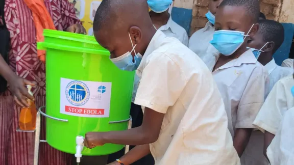 Schüler*innen der Martin-Luther-Grundschule in Bukavu–Ibanda, Süd-Kivu, waschen sich im Juni während der Verteilung von Hygiene-Sets die Hände. Foto: EELCO