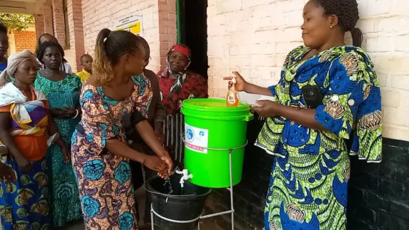 Eltern üben das Händewaschen während einer Veranstaltung zum Schuljahresende an der Munganga-Grundschule in Bukavu, Süd-Kivu, im Juni. Foto: EELCO