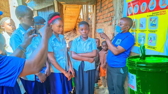 Eine Demonstration der Temperaturmessung bei Schülern der La Béatitude-Grundschule in Bukavu–Kadutu, Süd-Kivu. Foto: EELCO